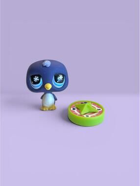 Littlest Pet Shop Penguin Figure #686 LPS with Compass accessory.